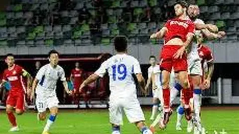 郑爽广告牌深夜紧急撤除引热议