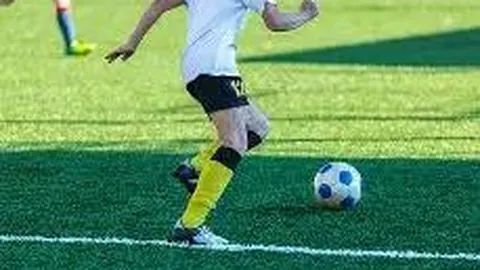 徐克与女友共进晚餐，30岁年龄差引人注目，巨型钻戒抢镜